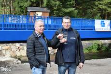 Mario Böhme und Gerald Seifert stoßen gemeinsam mit den Gästen der Feierstunde auf die Einweihung der neuen Brücke an.