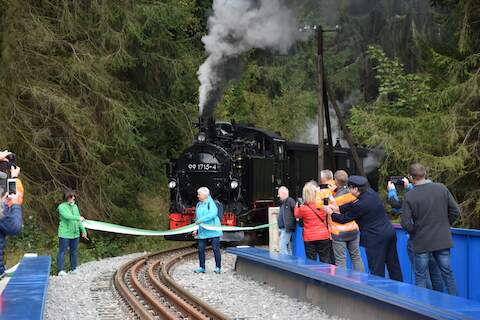 Durch Frau Krahl vom Landesamt für Straßenbahn und Verkehr wurde der Banddurchschnitt an der Brücke vollzogen.