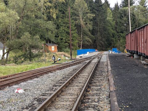 Das Gleis auf der Brücke ist fertiggestellt.