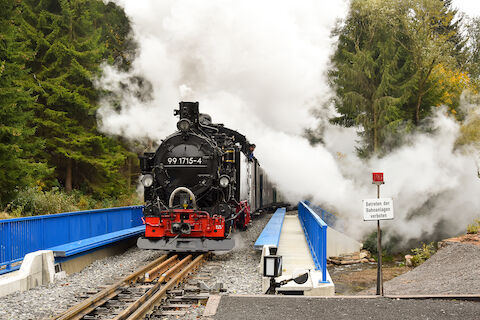 VI K 99 1715-4 auf der neuen Brücke in Schlössel