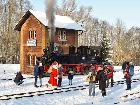 Advent bei der Preßnitztalbahn im Bahnhof Steinbach