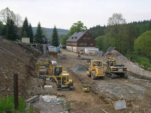 Am 26. Mai waren die Säulenfundamente fertig, aber an der Drainage wurde noch mit schwerer Technik „gepickert“.