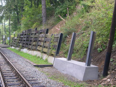 Die Erweiterung des Hangverbaus am Hp. Wildbach (im Hintergrund).