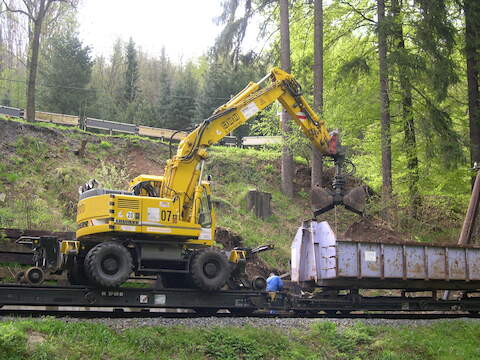 Am Haltepunkt Wildbach kam ein Bagger auf Rollfahrzeug zum Einsatz, um die Erdmassen am Gleis abzubaggern.