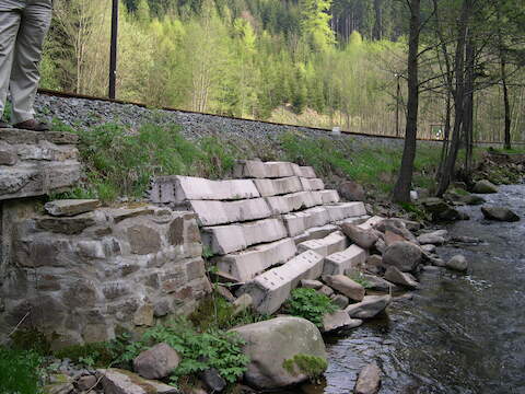 An der Schadstelle bei Streckenkilometer 17,1 wurden zur behelfsmäßigen Sicherung der Ausspülungen am Bahndamm Regelspurbetonschwellen eingebaut.