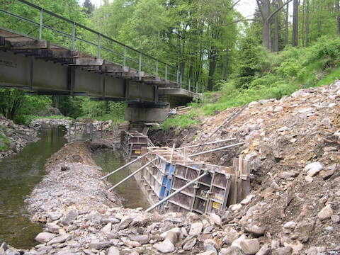 An der Ufermauer oberhalb des Widerlagers der Brücke 16,1 laufen die Arbeiten zur Wiederherstellung.