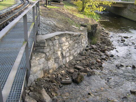 Die Ufermauer am Widerlager der Brücke Kilometer 19,1 wurde instand gesetzt.