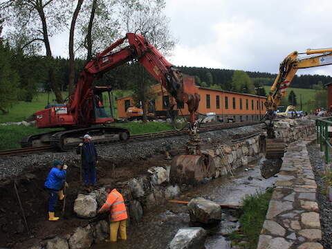 Mit einer aus großen Steinquadern gesetzten Ufermauer wird künftig ein stabiler Hochwasserschutz für diesen Bahndammabschnitt bestehen.