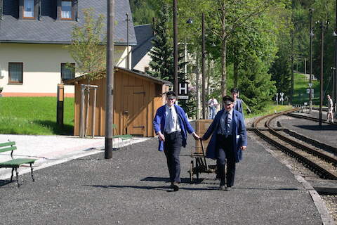 Ladungsverkehr auf dem Bahnsteig in Schmalzgrube.