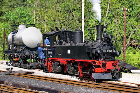 Der Kesselwagen wird aus dem Anschlussgleis bereitgestellt.