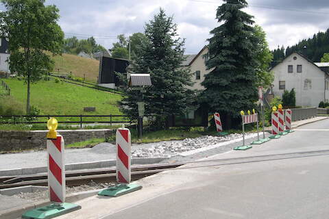 Begonnen werden die Arbeiten zum Pflastern der Ladestraße vom Bahnübergang aus.