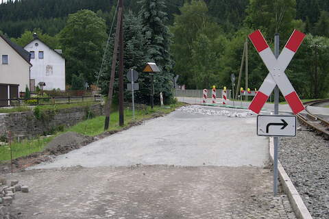 Die Zufahrt zur Ladestraße von Jöhstadt aus bekommt eine neue Pflasterung.