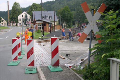 Jetzt ist die Anbindung zur Straße fertig und die Auspflasterung der Ladestraßenfläche kann vorangehen.