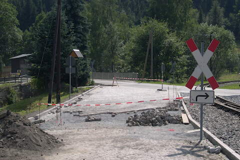 An der Anbindung der neu gepflasterten Fläche zum Bestand muss noch etwas gearbeitet werden.