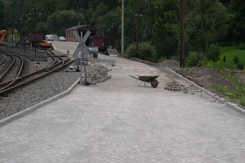 Die Anbindung der neu gepflasterten Fläche in der Einfahrt der Ladestraße ist fertig.