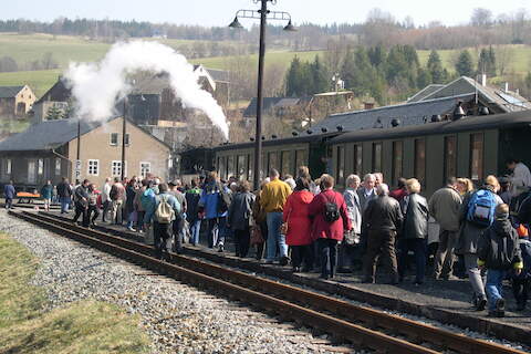 Fahrgastandrang am Bahnsteig in Steinbach.