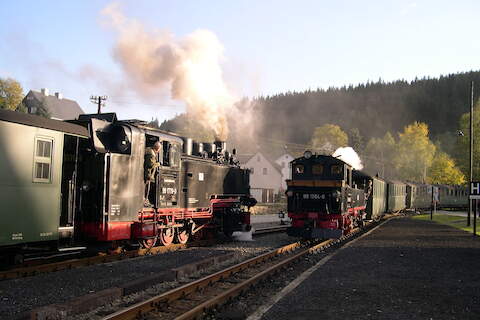 Kreuzung von zwei Gästen auf der Preßnitztalbahn im Bahnhof Schmalzgrube: IV K 99 1564-6 und Neubau-VII K 99 1779-0.