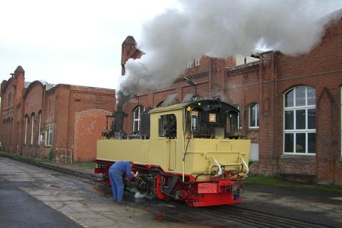 Probefahrt der Lok auf dem kurzen Gleis im Dampflokwerk Meiningen.