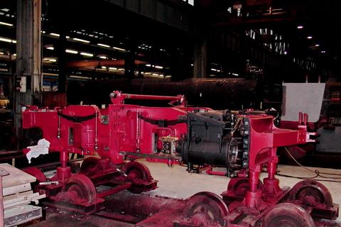 17.11.2003. Im Dampflokwerk Meiningen ist das hintere Drehgestell von 99 1590-1 noch einzeln. Foto: Steffen Buhler