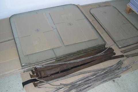 13.03.2007. Soweit möglich werden die alten Fensterscheiben wieder verwendet, stark zerkratzte Scheiben werden dagegen ausgewechselt. Foto: Jörg Müller