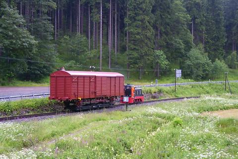 Von Steinbach erfolgt sofort nach der Ankunft und Verladung auf das bereitstehende Rollfahrzeug die Überführung nach Jöhstadt.