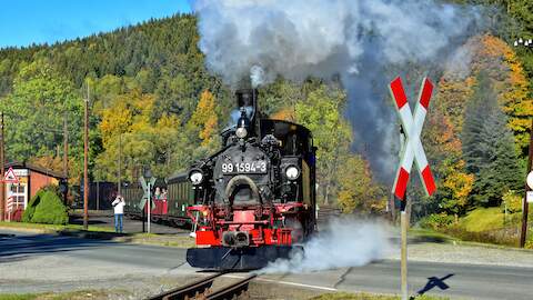 Volldampf im Herbst zwischen Steinbach und Jöhstadt – hier in der Ausfahrt Schmalzgrube