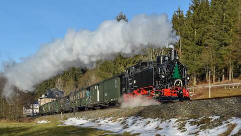 VI K 99 1715-4 ist weihnachtlich geschmückt zwischen dem Forellenhof und Schmalzgrube unterwegs